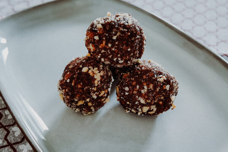 Rezept für leckere vegane No-Bake-Chocolate Balls von Vlygge Living