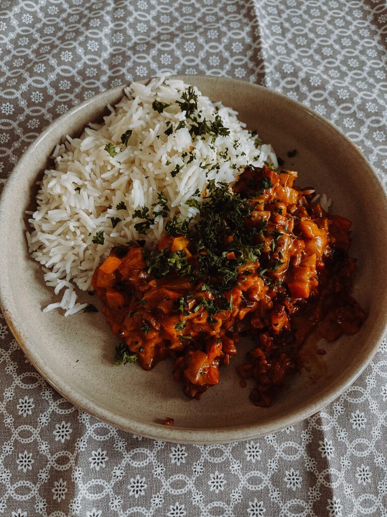 Herzhaftes Champignon-Gemüse an Reis