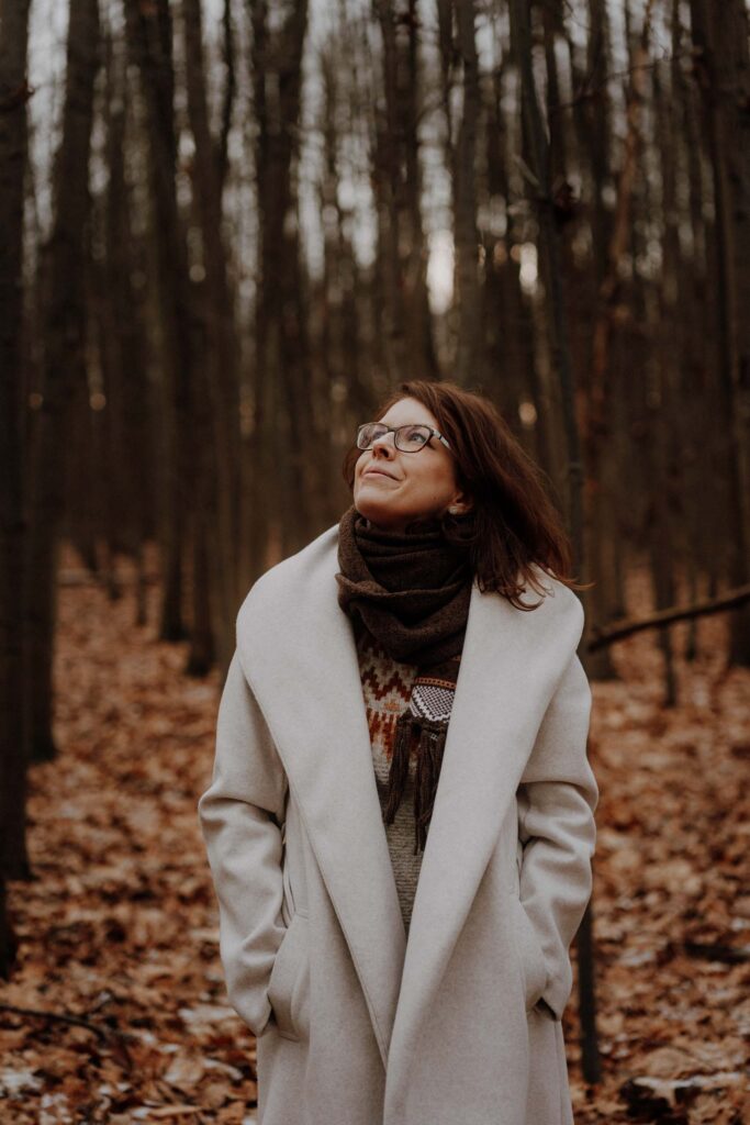 vlygge Living Gründerin Simone Schuh beim achtsamen Winterspaziergang – Verbindung zur Natur als vegane Pionierin