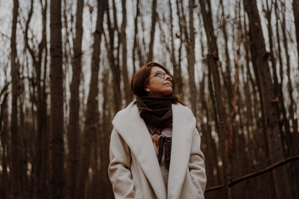 Simone Schuh von vlygge Living spaziert durch verschneiten Winterwald – vegane Pionierin findet innere Klarheit